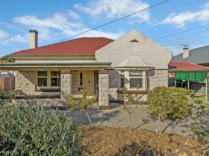 Neat stone fronted character home in ideal location.  2-3 bedrooms. Pets Negotiable