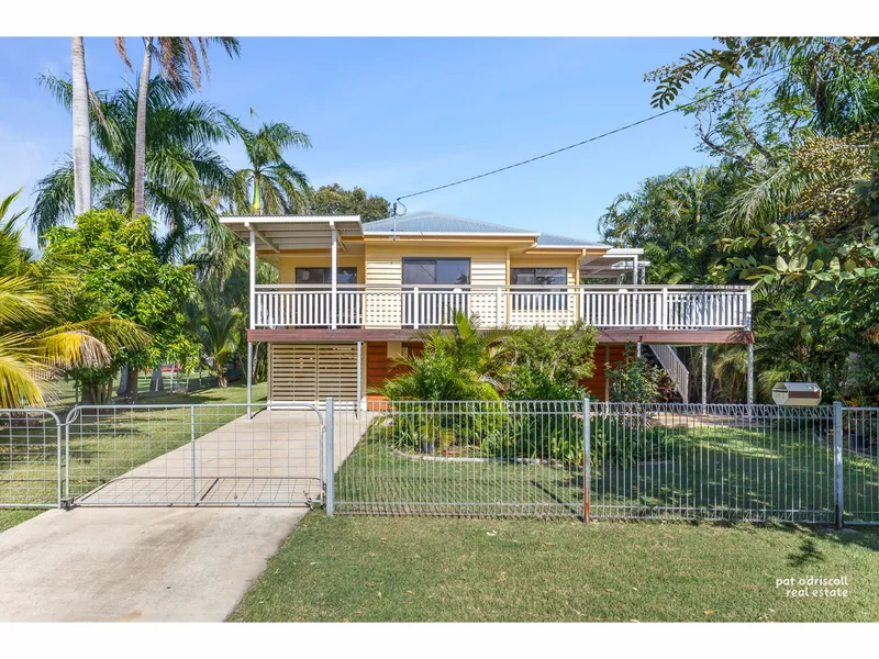 Beautiful Queenslander with River Views and Massive Shed. Boat Ramp close by.