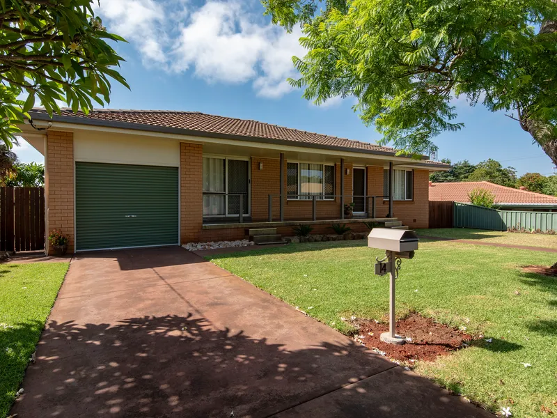 Stunning 3 Bedroom Family Home in Darling Heights - Close to Schools!!