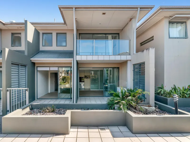 Surfer Paradise 4 Bedroom Townhouse with 3 Car Parks