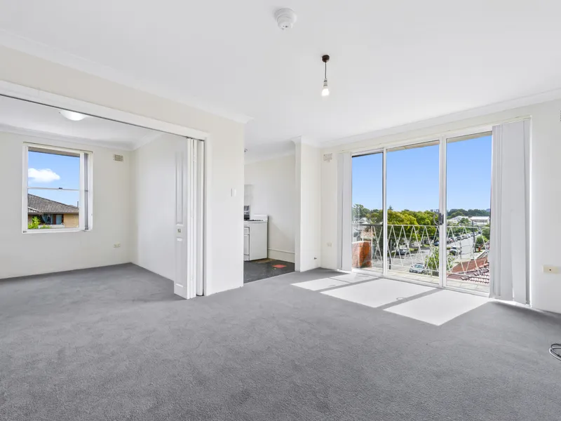 Two/Three bedroom Apartment in Convenient Location- 2 WEEKS FREE RENT