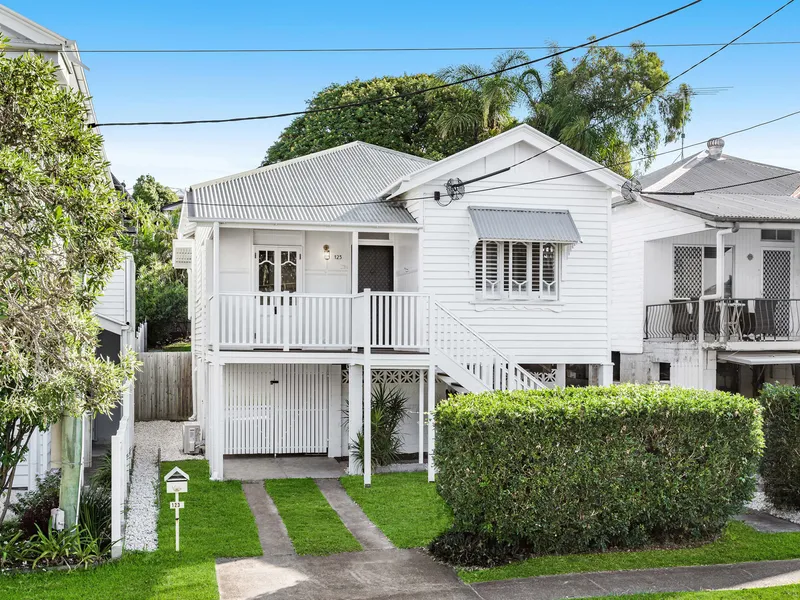 A stones throw to the water!