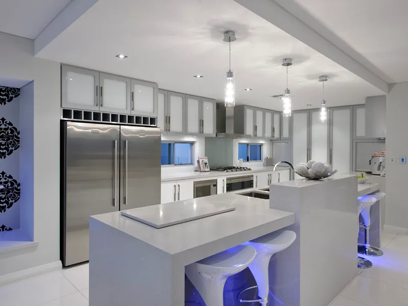 LARGE 6x4x3 FAMILY HOME WITH POOL IN STIRLING