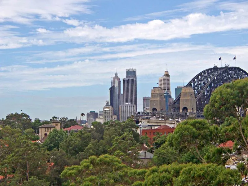 BRIGHT STUDIO APARTMENT WITH GREAT HARBOUR BRIDGE VIEWS