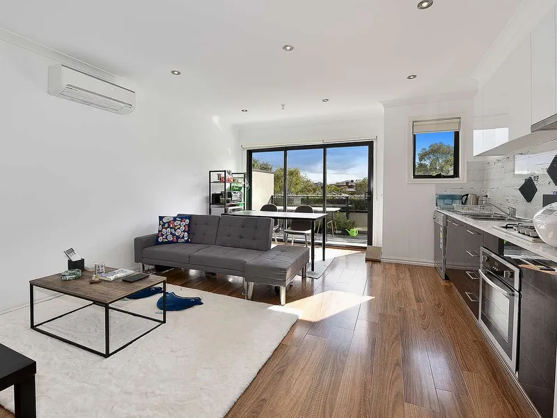 NEAR NEW 2 BEDROOM TOWNHOUSE