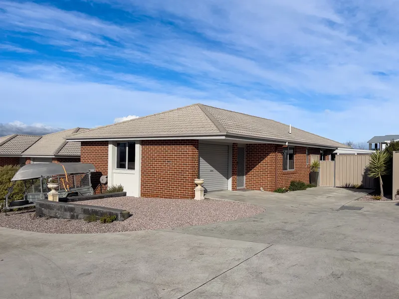 SPACIOUS PET FRIENDLY VILLA