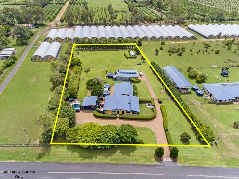 Fantastic Dual Living Luxury Resort Style Acreage Property - 7113m2 - Country Setting - 5 Mins to Moore Park Beach