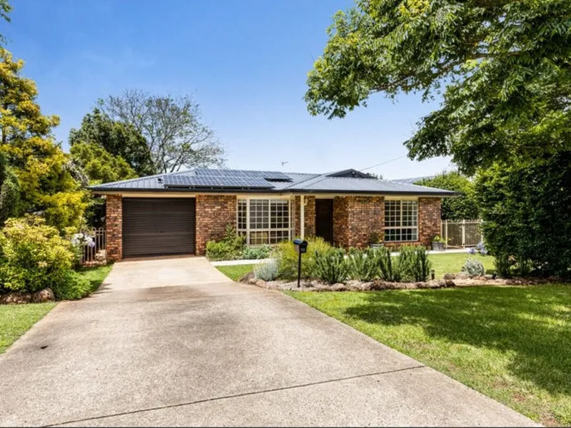 Spacious Family Home Close To Public Transport!