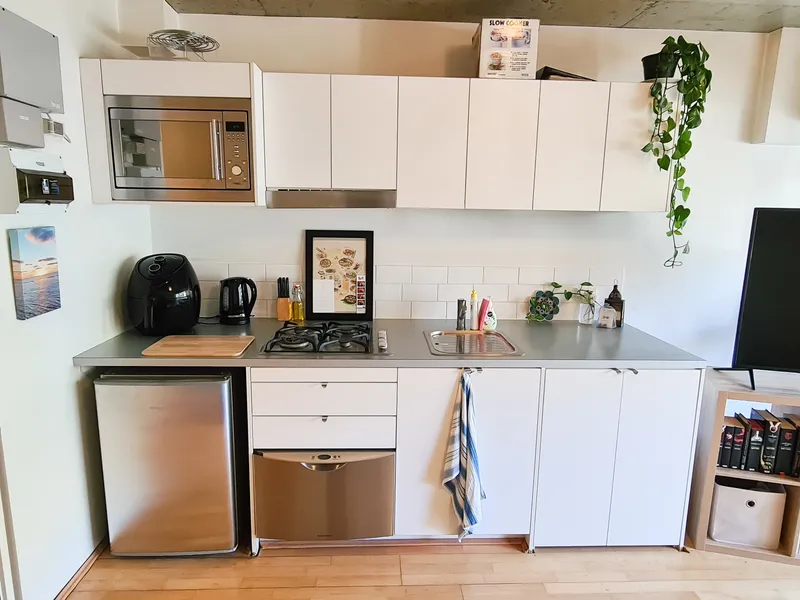 Modern studio in ultra convenient location