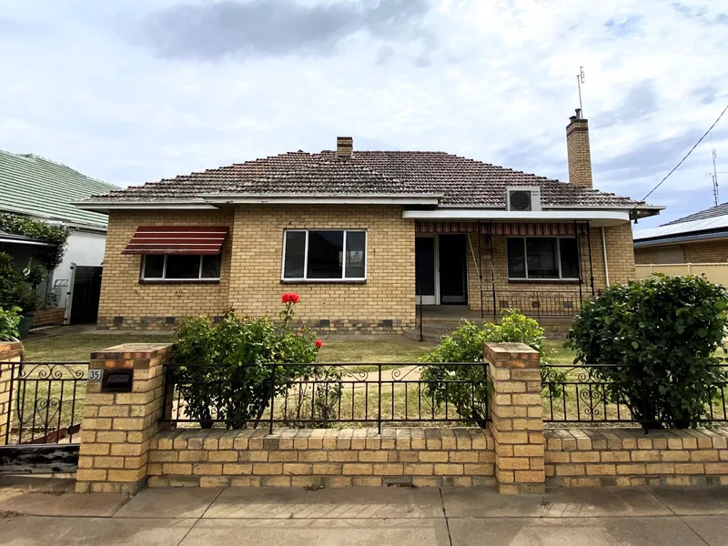 FRESHLY PAINTED 3 BEDROOM IN THE HEART OF DONALD
