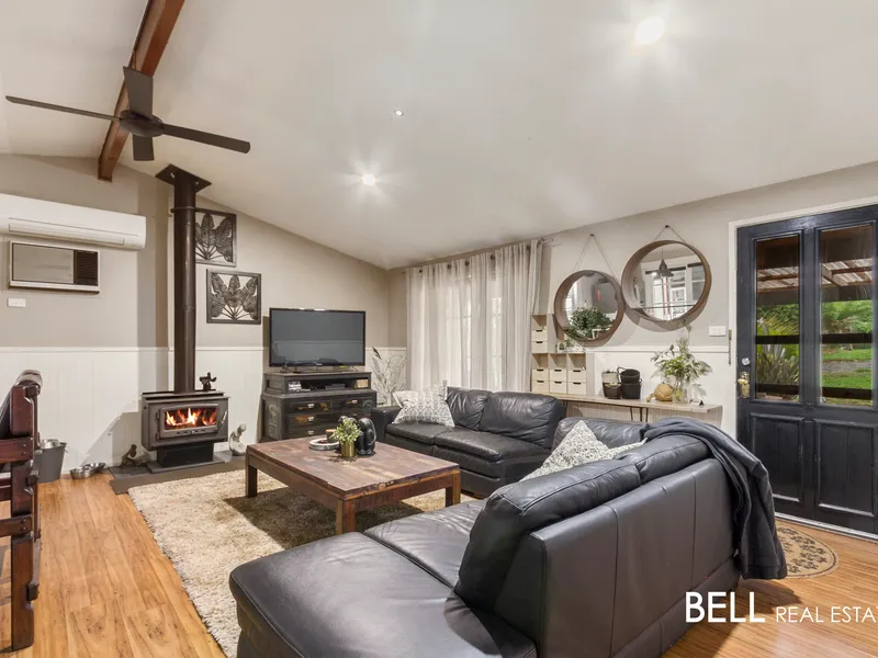 Live The Acreage Lifestyle!
