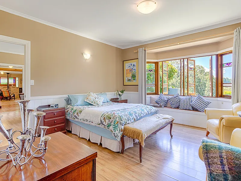 Horse-Friendly Hectares - Charming & Private!