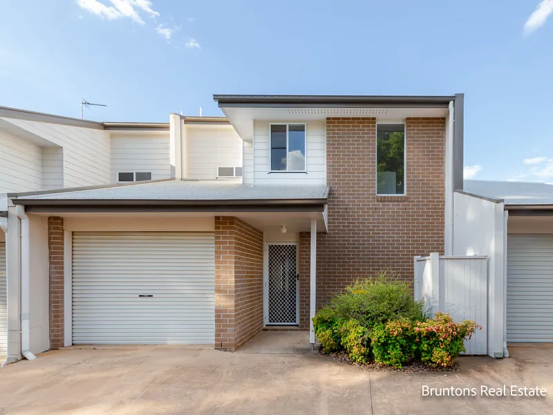 TIDY LOW MAINTENANCE TOWNHOUSE. COURTYARD. 