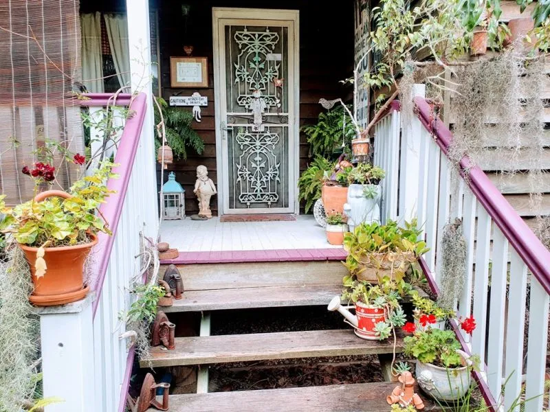 QUEENSLANDER ON A LARGE 1000M2 BLOCK WITH RURAL VIEWS