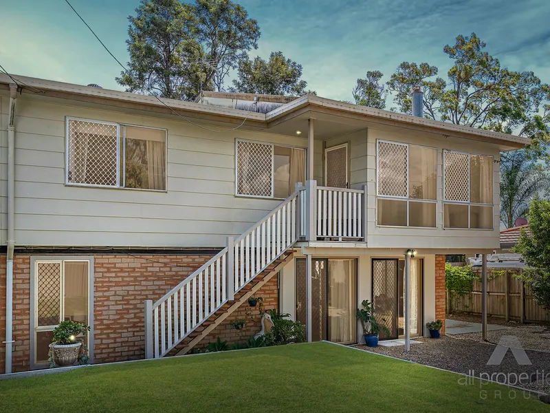 This impressive residence positioned on a large 600m2 block - amazing entertainer with 2 Kitchens and down stairs living - Be Quick to secure !!!