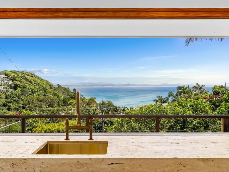 Exclusive Wategos haven in dress-circle Brownell Drive