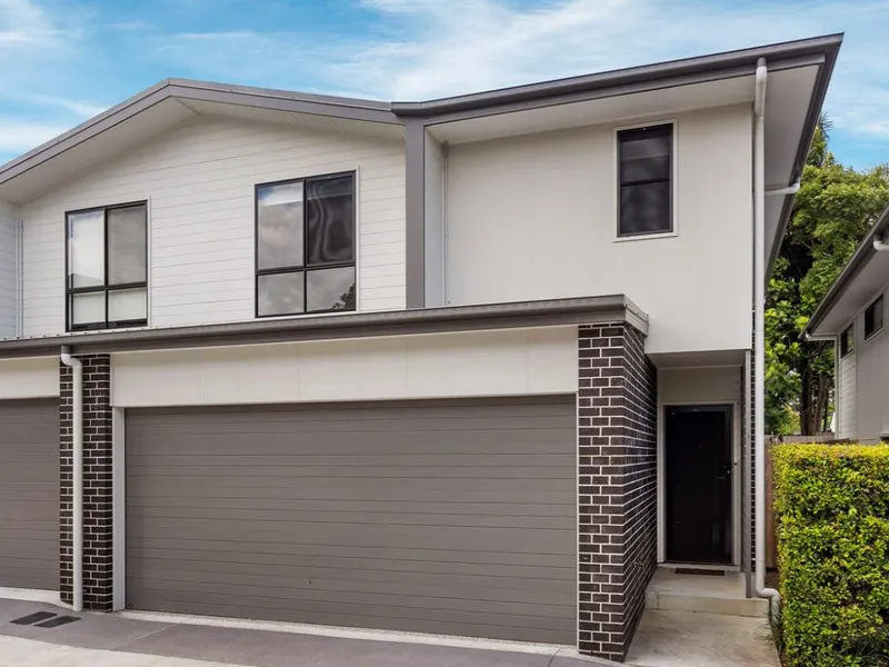 STUNNING 4 BED TOWNHOME -UNBEATABLE LOCATION. $800p/wk