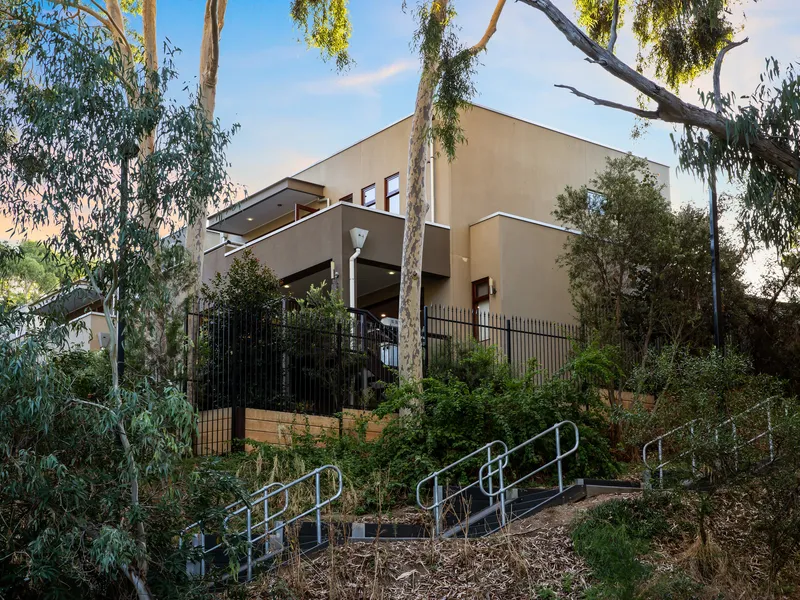 3-4 BEDROOM EXECUTIVE RESIDENCE ON LINEAR PARK!