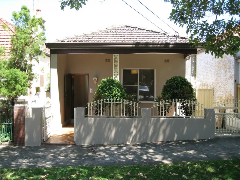 CLOSE TO ANNANDALE VILLAGE, TRANSPORT, SCHOOLS AND SHOPS