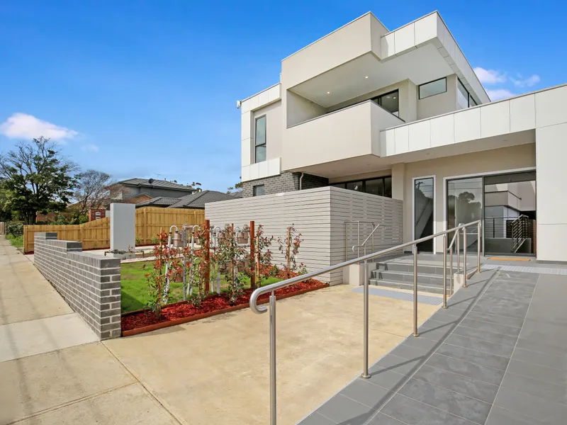 Vibrant, Bold and Beautiful Townhouse!