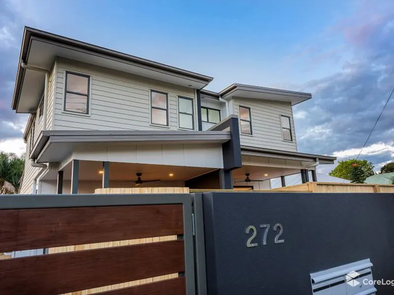 2 bedroom townhouse in the heart of Holland Park!