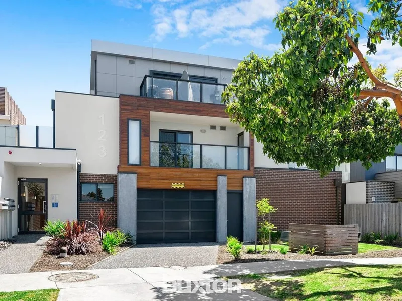 IMMACULATE 2 STORY APARTMENT