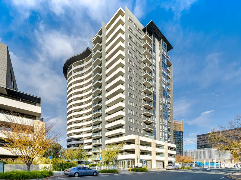 Light-filled living in an enviable location!