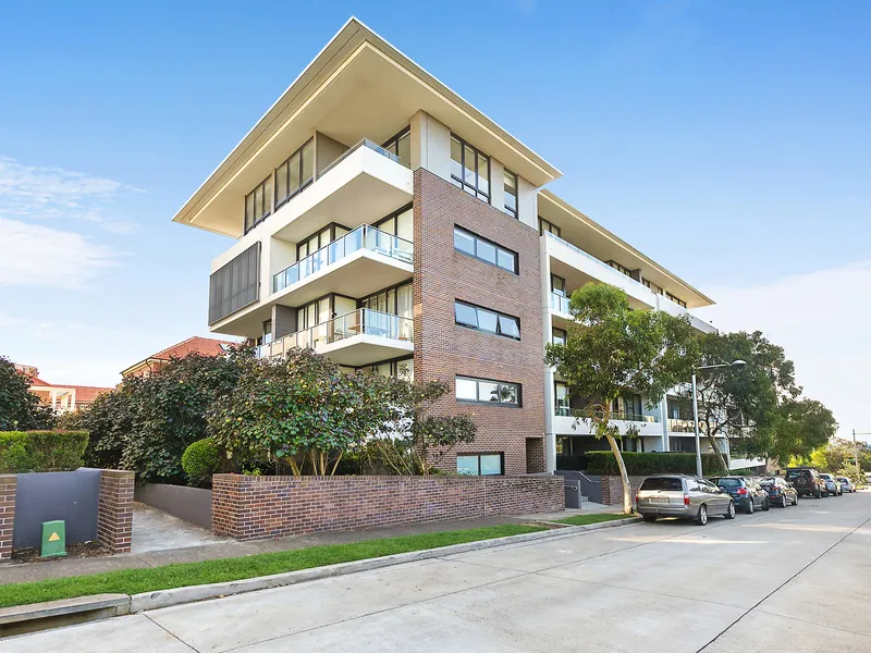 Spacious apartment indulging in scenic outlooks