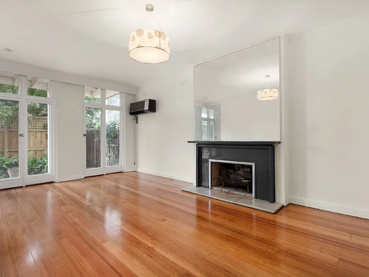Spacious Family Kooyong Home adjacent Public Transport and Private Schools