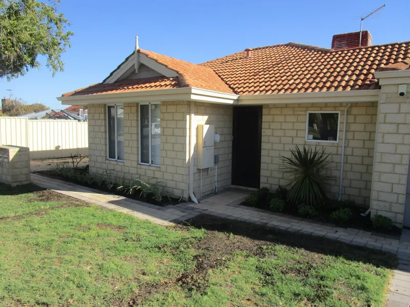 Street Front Villa with Air-conditioning & Alarm
