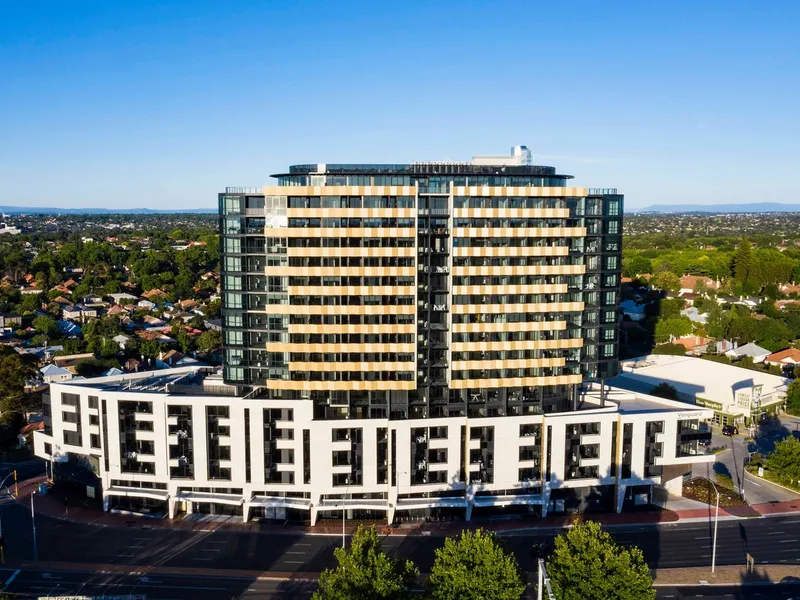 Large 3 Bedroom Apartment with 3 Car Parks & Large Private Balcony in Malvern East!!!