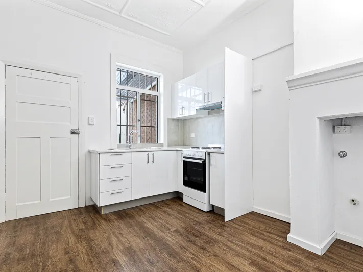 Refurbished In The Heart of Ashfield - enter through back (via Holden Street)