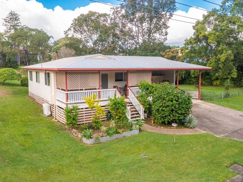 Classic & conveniently located Queenslander on Large Block