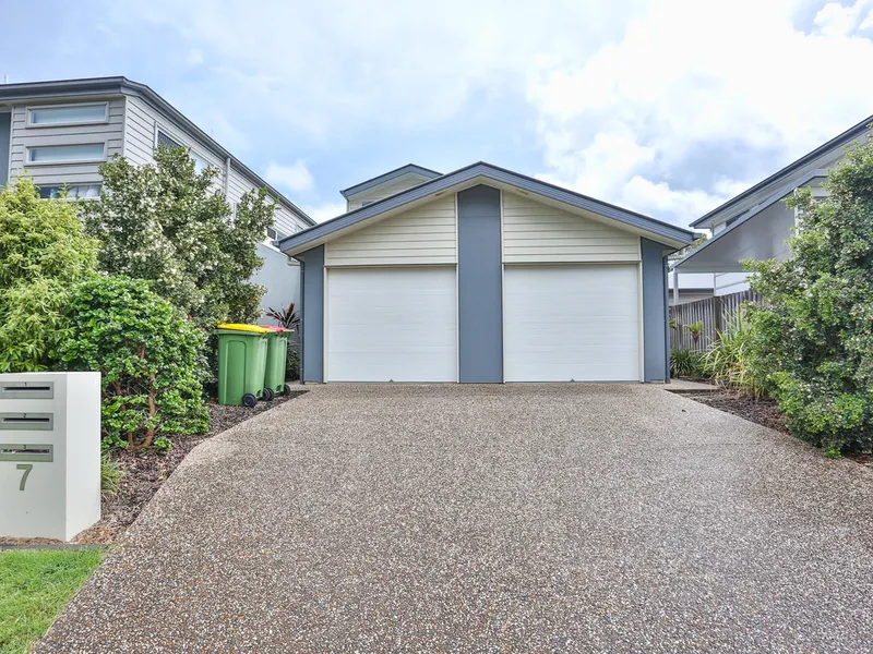 Near new Low set Duplex awaits the astute buyer or savvy investor.