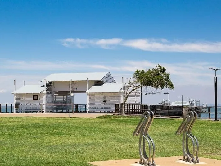 SMALL COMPLEX OF 4 WITH SOLAR POWER  !!!