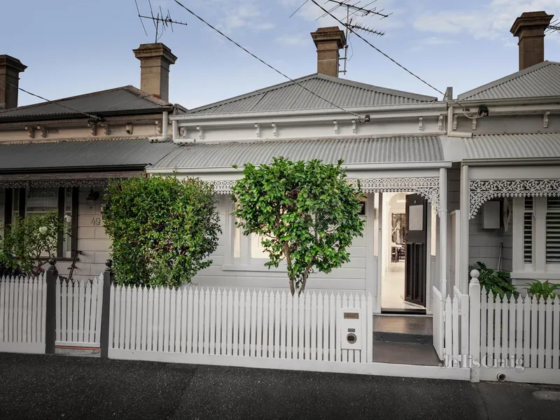 Effortless Elegance in a Tightly-Held Parkside Position