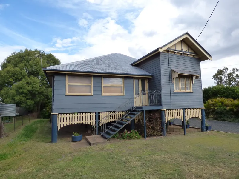 HIGHSET HOME WITH 3 BAY GARAGE