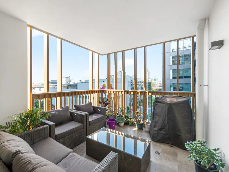 CBD LIFESTYLE. SPACIOUS MODERN 2 BED APARTMENT.