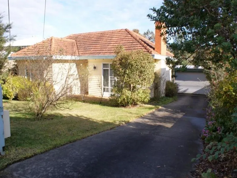 FAMILY HOME IN GLEN WAVERLEY SCHOOL ZONE