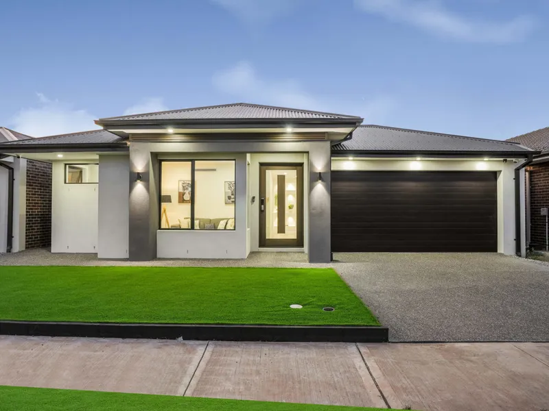 LUXE LIVING IN AN ENVIABLE LOCATION !!