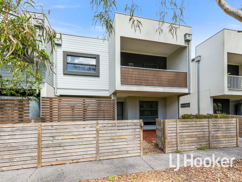 Modern Townhouse overlooking the treed Park
