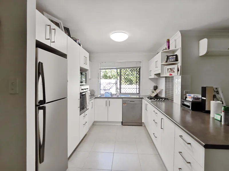 RARE LUXURY SIZED DUPLEX LOW-SET UNIT!! EVERYTHING ON YOUR DOORSTEP!!