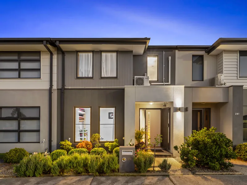 listedAS - CONTEMPORARY DÉCOR & Easy LIVING IN UPPER POINT COOK!!!