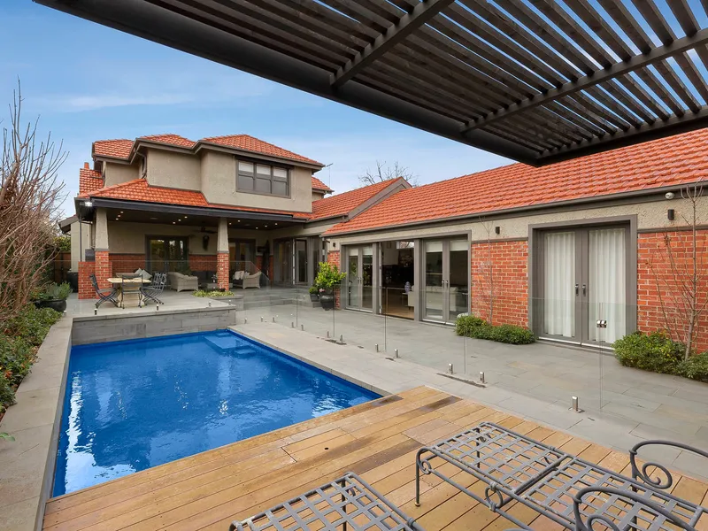 Glamourous style and grand family space in the prestigious Golden Mile.