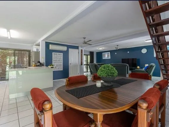 HOT PROPERTY! MASSIVE 204M2 3 BED 2 BTH 5 MINS WALK FROM BEACH AND TOWN - OPEN HOME THIS TUESDAY!