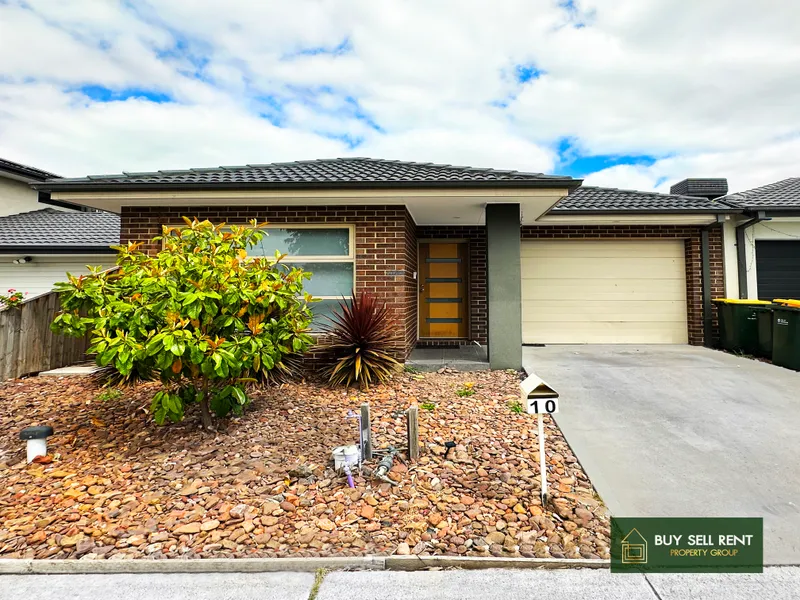 Bright and Illuminated Residency in Highly Sought-After Area.