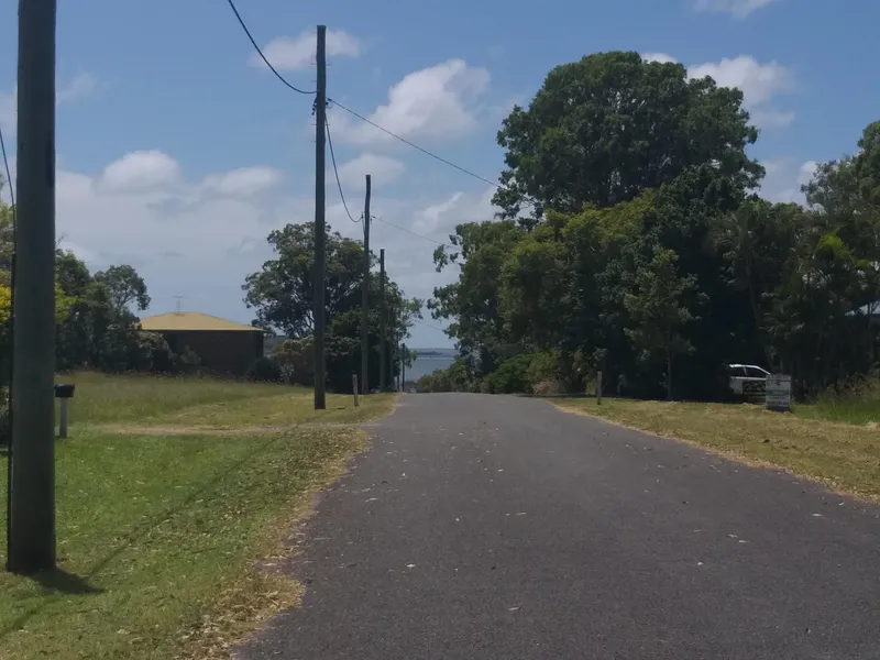 GOOD SIZE BLOCK 642M2 CLOSE TO TOWN AND WATER