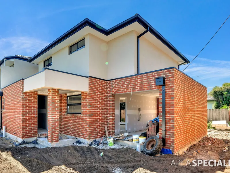 Modern Style Living in Doveton!