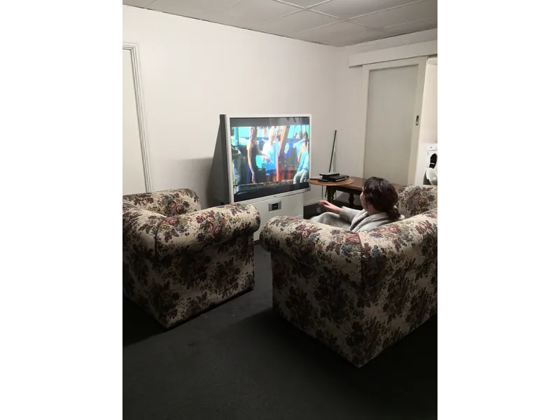 FLAT SHARE - ONE ROOM FOR RENT IN CENTRAL LOCATION -AVAILABLE ON THE 26 APRIL.  CLOSE TO THE BRICKWORKS  SHOPPING CENTRE -  ATTENTION: STUDENTS 