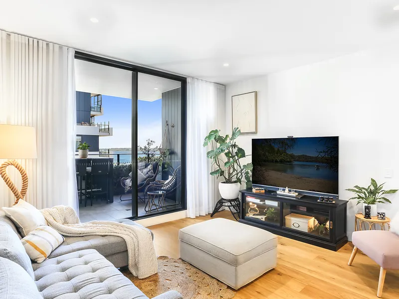 Stunning bay view apartment in premier setting